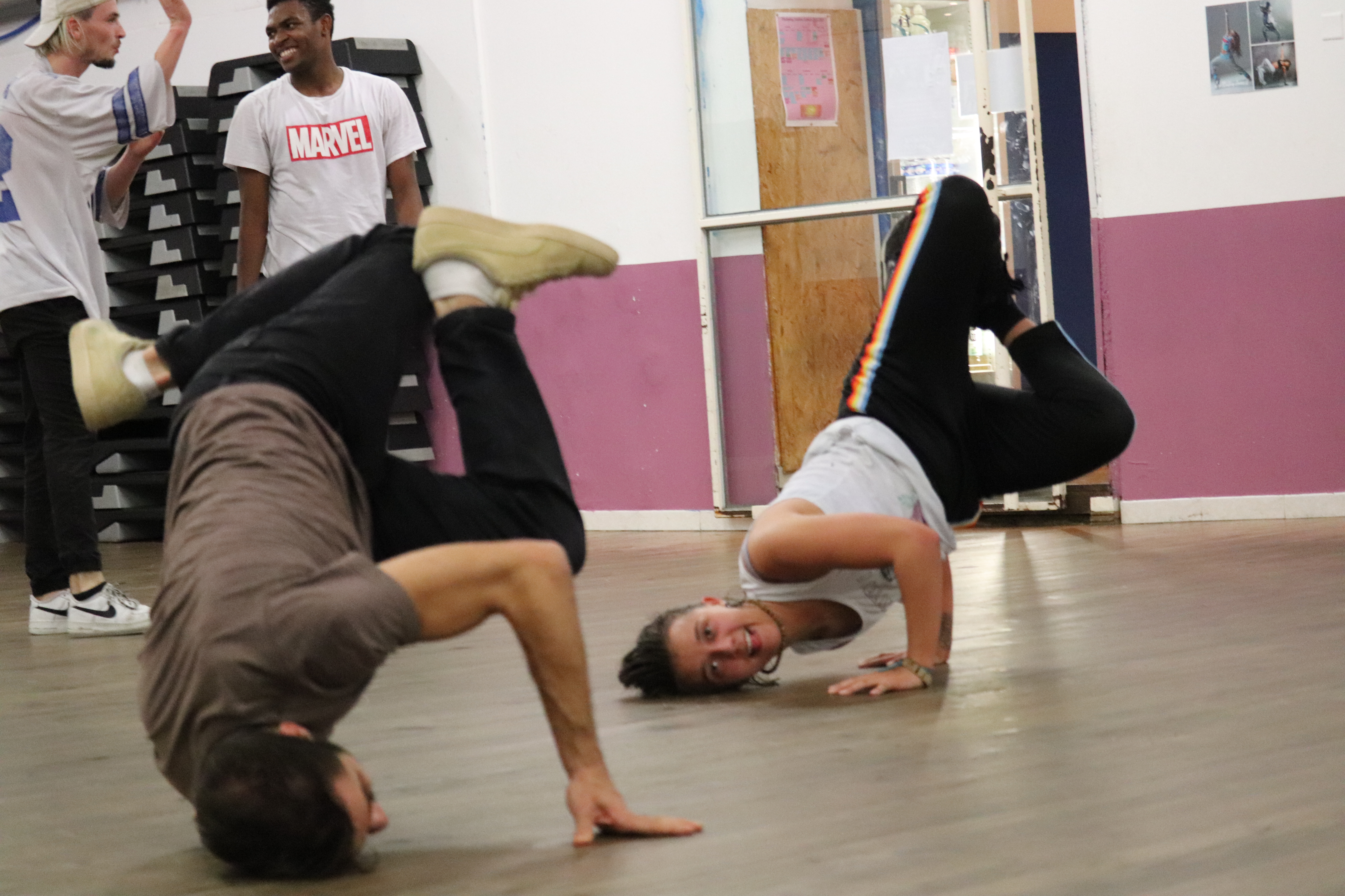 Rémi Lopez accompagne les élèves pendant un cours de danse